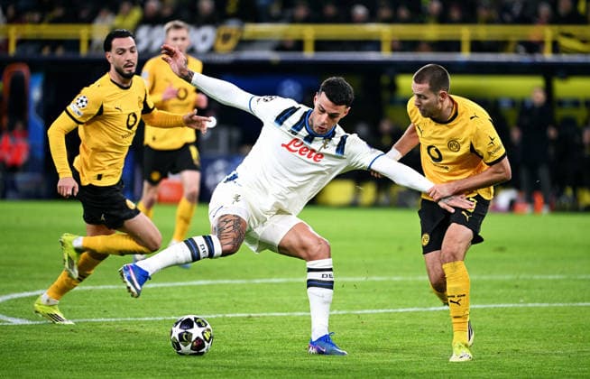 Fussball, Champions League, Deutschland, Herren, Saison 2025 2026, Play-Offs, Signal Iduna Park Dortmund: Bor. Dortmund - Atalanta Bergamo; Waldemar Anton (BVB), Gianluca Scamacca (ATB), Ramy Bensebaini (BVB). Aktion