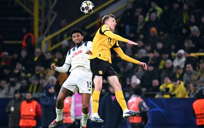 Fussball, Champions League, Deutschland, Herren, Saison 2025 2026, Play-Offs, Signal Iduna Park Dortmund: Bor. Dortmund - Atalanta Bergamo; Maximilian Beier (BVB), Ederson (ATB). Aktion