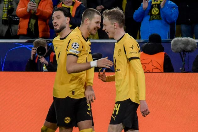 Maximilian Beier (Dortmund 14) jubelt nach dem Tor zum 2:0 mit Waldemar Anton (Dortmund 3) Ramy Bensebaini (Dortmund 5) 17.02.2026 Fussball, Champions League, Borussia Dortmund vs Atalanta Bergamo , Signal Iduna Park, Dortmund,