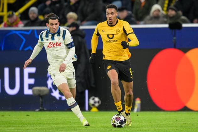 Fußball, Championsleague, 20260217, BV Borussia Dortmund - Atalanta Bergamo. Im Bild v.l. Marten DE ROON (Bergamo, 15), Felix NMECHA (Dortmund, 8), Treppling Ball. Dortmund Signal Iduna Park Nordrhein-Westfalen Deutschland Copyright: Passion2Press MarkusxFischerx
