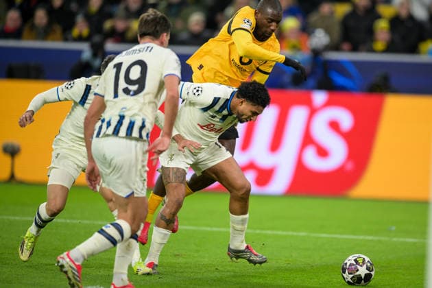 Fußball, Championsleague, 20260217, BV Borussia Dortmund - Atalanta Bergamo. Im Bild v.l. EDERSON (Bergamo, 13), Serhou GUIRASSY (Dortmund, 9), Zweikampfball Strafraum. Dortmund Signal Iduna Park Nordrhein-Westfalen Deutschland Copyright: Passion2Press MarkusxFischerx