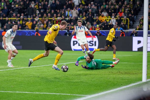 17.02.2026, Fußball, UEFA Champions League, Borussia Dortmund - Atalanta Bergamo, BVB Stadion, Play-Offs Hinspiel, Saison 2025 2026: Treffer Torschuss Tor zum 2:0 durch Torschütze Maximilian Beier (BVB 14) nach Vorlage von Serhou Guirassy (BVB 09) Regulations prohibit any use of photographs as image sequences and or quasi-video. Nordrhein-Westfalen Deutschland