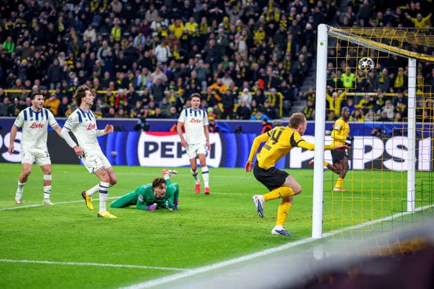 17.02.2026, Fußball, UEFA Champions League, Borussia Dortmund - Atalanta Bergamo, BVB Stadion, Play-Offs Hinspiel, Saison 2025 2026: Treffer Torschuss Tor zum 2:0 durch Torschütze Maximilian Beier (BVB 14) nach Vorlage von Serhou Guirassy (BVB 09) Regulations prohibit any use of photographs as image sequences and or quasi-video. Nordrhein-Westfalen Deutschland