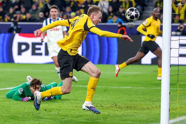 17.02.2026, Fußball, UEFA Champions League, Borussia Dortmund - Atalanta Bergamo, BVB Stadion, Play-Offs Hinspiel, Saison 2025 2026: Treffer Torschuss Tor zum 2:0 durch Torschütze Maximilian Beier (BVB 14) nach Vorlage von Serhou Guirassy (BVB 09) Regulations prohibit any use of photographs as image sequences and or quasi-video. Nordrhein-Westfalen Deutschland