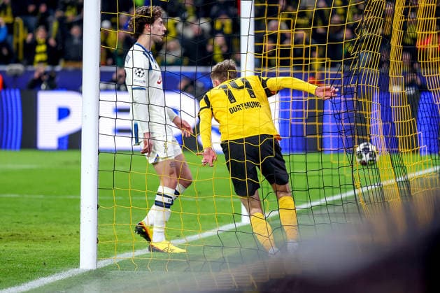 17.02.2026, Fußball, UEFA Champions League, Borussia Dortmund - Atalanta Bergamo, BVB Stadion, Play-Offs Hinspiel, Saison 2025 2026: Treffer Torschuss Tor zum 2:0 durch Torschütze Maximilian Beier (BVB 14) nach Vorlage von Serhou Guirassy (BVB 09) Regulations prohibit any use of photographs as image sequences and or quasi-video. Nordrhein-Westfalen Deutschland