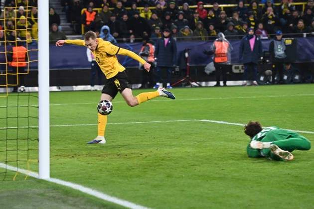 Maximilian BEIER (DO) erzielt das Tor zum 2-0, Fussball UEFA Champions League Play offs, Borussia Dortmund (DO) - Atalanta Bergamo (AB) am 17.02.2026 in Dortmund Deutschland. UEFA regulations prohibit any use of photographs as image sequences and or quasi-video Â