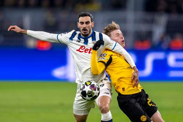 17.02.2026, Borussia Dortmund vs. Atalanta Bergamo, UEFA Champions League, Playoffs: Davide Zappacosta (Atalanta Bergamo) (l) und Daniel Svensson (Borussia Dortmund) kämpfen um den Ball. Regulations prohibit any use of photographs as image sequences and or quasi video Copyright: xDavidxInderliedx