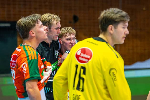 Marian Michalczik (TSV Hannover-Burgdorf, Nr. 22) Daniel Weber (TSV Hannover-Burgdorf, Nr. 58) (L-R), TSV Hannover-Burgdorf (orange) against RK Nexe (mint) (1. Matchday of the Main Round EHF European League 2025 2026) (17.02.2026, Swiss Life Hall (Hannover, GER), Copyright: xJanxGuentherx xTSVxHannover-Burgdorfx