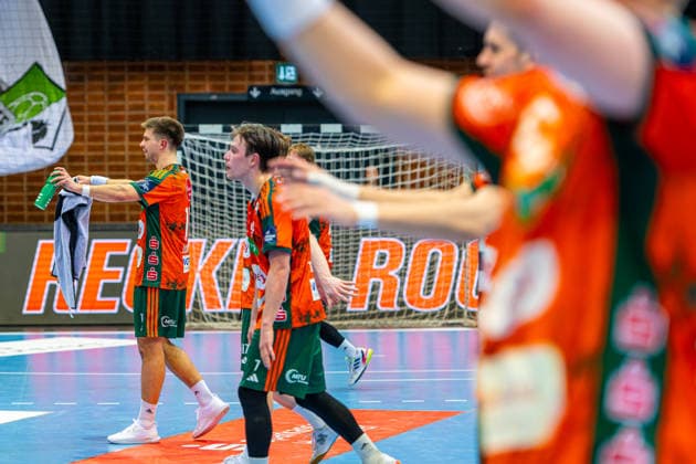 Renars Uscins (TSV Hannover-Burgdorf, Nr. 10) (L-R), TSV Hannover-Burgdorf (orange) against RK Nexe (mint) (1. Matchday of the Main Round EHF European League 2025 2026) (17.02.2026, Swiss Life Hall (Hannover, GER), Copyright: xJanxGuentherx xTSVxHannover-Burgdorfx
