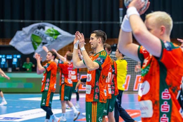 Hannes Feise (TSV Hannover-Burgdorf, Nr. 56) (L-R), TSV Hannover-Burgdorf (orange) against RK Nexe (mint) (1. Matchday of the Main Round EHF European League 2025 2026) (17.02.2026, Swiss Life Hall (Hannover, GER), Copyright: xJanxGuentherx xTSVxHannover-Burgdorfx