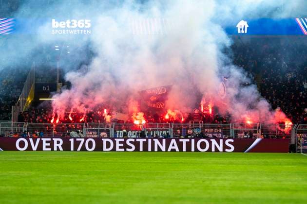 17.02.2026, Borussia Dortmund vs. Atalanta Bergamo, UEFA Champions League, Playoffs: Die Fans von Bergamo zünden Pyrotechnik. Regulations prohibit any use of photographs as image sequences and or quasi video Copyright: xDavidxInderliedx