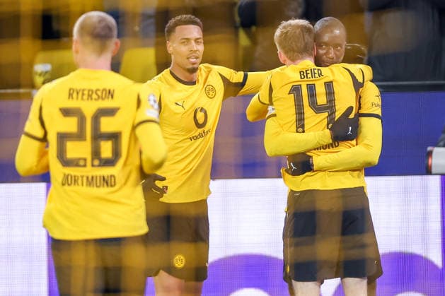 17.02.2026, Fußball, UEFA Champions League, Borussia Dortmund - Atalanta Bergamo, BVB Stadion, Play-Offs Hinspiel, Saison 2025 2026: Torjubel nach dem Tor zum 2:0 durch Torschütze Maximilian Beier (BVB 14) zusammen mit Serhou Guirassy (BVB 09) Julian Ryerson (BVB 26) Felix Nmecha (BVB 08) Regulations prohibit any use of photographs as image sequences and or quasi-video. Nordrhein-Westfalen Deutschland