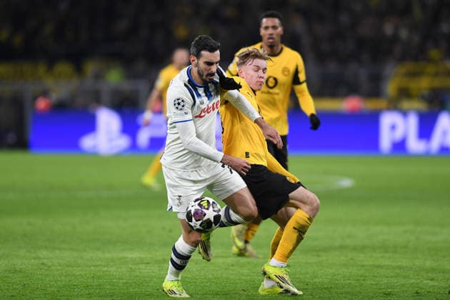 Davide Zappacosta (Atalanta Bergamo) und Daniel Svensson (Borussia Dortmund) im Zweikampf waehrend des Spiels der UEFA Champions League 2025 26, Play-offs, Hinspiel zwischen Borussia Dortmund und Atalanta Bergamo, BVB Stadion am 17. February 2026 in Dortmund, Deutschland. (Foto von Ralf Treese DeFodi Images) +++ Davide Zappacosta (Atalanta Bergamo) und Daniel Svensson (Borussia Dortmund) battle for the ball during the UEFA Champions League 2025 26 League Knockout Play-off First Leg match between Borussia Dortmund and Atalanta BC at BVB Stadion Dortmund on February 17, 2026 in Dortmund, Germany. (Photo by Ralf Treese DeFodi Images) -