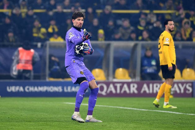 Torwart Gregor Kobel (Borussia Dortmund) gestikuliert, gestik waehrend des Spiels der UEFA Champions League 2025 26, Play-offs, Hinspiel zwischen Borussia Dortmund und Atalanta Bergamo, BVB Stadion am 17. February 2026 in Dortmund, Deutschland. (Foto von Ralf Treese DeFodi Images) +++ Torwart Gregor Kobel (Borussia Dortmund) gestures during the UEFA Champions League 2025 26 League Knockout Play-off First Leg match between Borussia Dortmund and Atalanta BC at BVB Stadion Dortmund on February 17, 2026 in Dortmund, Germany. (Photo by Ralf Treese DeFodi Images) -