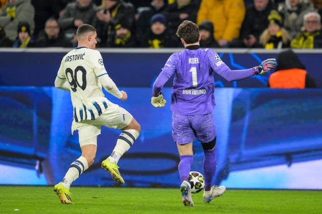 Fußball, Championsleague, 20260217, BV Borussia Dortmund - Atalanta Bergamo. Im Bild v.l. Nikola KRSTOVIC (Bergamo, 90), Torwart Gregor KOBEL (Dortmund, 1). Dortmund Signal Iduna Park Nordrhein-Westfalen Deutschland Copyright: Passion2Press MarkusxFischerx