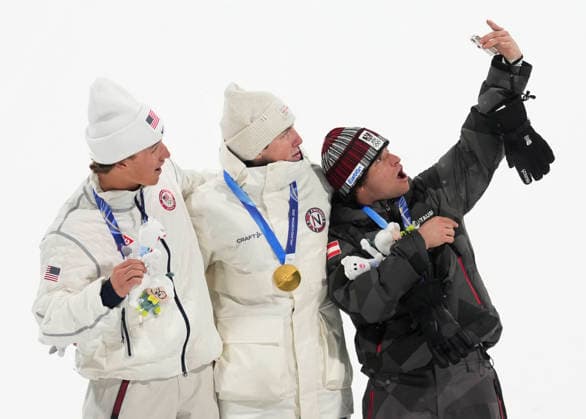 Gold medalist Tormod Frostad of Norway (C), silver medalist Mac Forehand of the United States (L), and bronze medalist Matej Svancer of Austria take a selfie on the podium after the Men s Freestyle Skiing Big Air competition at the Milano Cortina 2026 Winter Olympic Games, Olympische Spiele, Olympia, OS in Livigno, Italy, on Tuesday, February 17, 2026.  OLY20260217802 BOBxSTRONG