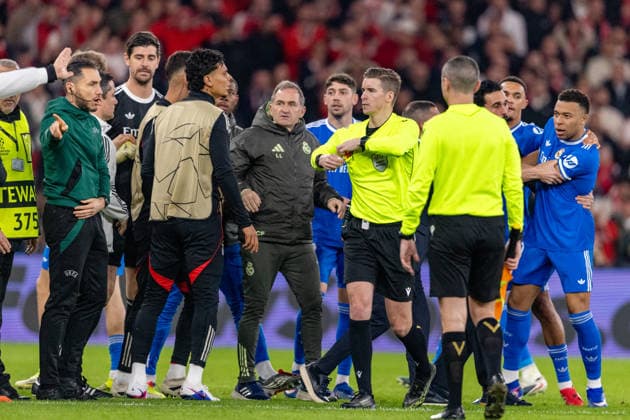 Francois Letexier and players of Benfica and Real seen during Champions League play off game between SL Benfica and Real Madrid CF (Maciej Rogowski Ball Raw Images) Lisbon Estadio da Luz Portugal Copyright: xMaciejxRogowskix ROG_BENvsRMA-174