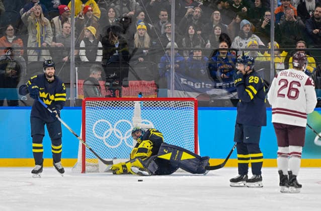 MILANO, ITALIEN 20260217 Sveriges malvakt Jacob Markström släpper in Lettlands reduceringsmal 3-1 under herrarnas attondelsfinal i ishockey mellan Sverige och Lettland i Santagiulia Arena under OS i Milano. *** Bilden ingar i SPORTPAKET. För övriga BETALBILD *** MILANO ITALIEN x10070x *** MILANO, ITALY 20260217 Swedens goalkeeper Jacob Markström lets in Latvias goal to reduce the deficit to 3-1 during the mens ice hockey round of 16 match between Sweden and Latvia at the Santagiulia Arena during the Milan Olympics Picture in SPORTPAKET For other PAYPICTURE MILANO ITALY x10070x  Copyright: xJessicaxGow TTx OS 2026 ISHOCKEY SVERIGE-LETTLAND ATTONDELSFINAL