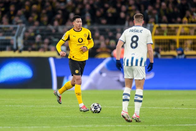 17.02.2026, Fussball, Saison 2025 2026, UEFA Champions League, Play-Offs, Round 1, Borussia Dortmund - Atalanta Bergamo, v. l. Jobe Bellingham (Borussia Dortmund)ü, Mario PaÅ¡aliÄ‡ Pasalic (Atalanta Bergamo), Dortmund Signal Iduna Park NRW Deutschland xRHR-FOTO DEx Copyright: DennisxEwert RHR-FOTOx RHR-FOTO DE