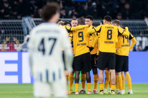 17.02.2026, Fussball, Saison 2025 2026, UEFA Champions League, Play-Offs, Round 1, Borussia Dortmund - Atalanta Bergamo, Die Spieler des BVB stehen vor dem Beginn der 2. Halbzeit zusammen und motivieren sich, Dortmund Signal Iduna Park NRW Deutschland xRHR-FOTO DEx Copyright: DennisxEwert RHR-FOTOx RHR-FOTO DE