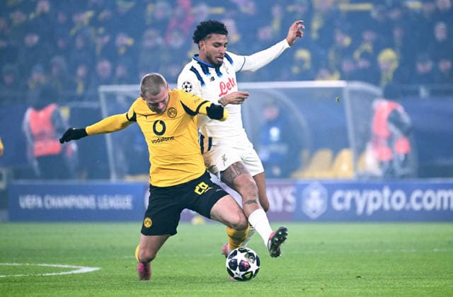 Fussball, Champions League, Deutschland, Herren, Saison 2025 2026, Play-Offs, Signal Iduna Park Dortmund: Bor. Dortmund - Atalanta Bergamo; Julian Ryerson (BVB), Ederson (ATB). Aktion