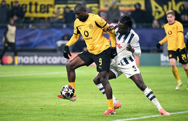 Fussball, Champions League, Deutschland, Herren, Saison 2025 2026, Play-Offs, Signal Iduna Park Dortmund: Bor. Dortmund - Atalanta Bergamo; Serhou Guirassy (BVB), Odilon Koussounou (ATB). Aktion