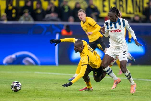 17.02.2026, Borussia Dortmund vs. Atalanta Bergamo, UEFA Champions League, Playoffs: Serhou Guirassy (Borussia Dortmund) (l) und Odilon Kossounou (Atalanta Bergamo) kämpfen um den Ball. Regulations prohibit any use of photographs as image sequences and or quasi video Copyright: xDavidxInderliedx