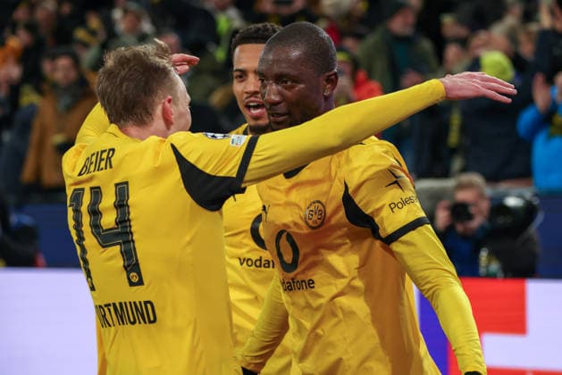 Dortmund, Deutschland 17. Februar 2026: UEFA Champions League - 2025 2026 - Borussia Dortmund vs. Atalanta Bergamo Im Bild: v.li. Torschütze Maximilian Beier (BVB) macht das Tor zum 2:0 für Dortmund und jubelt mit Felix Nmecha (BVB) und Serhou Guirassy (BVB) Copyright: HMBxMedia MadeleinexFantini