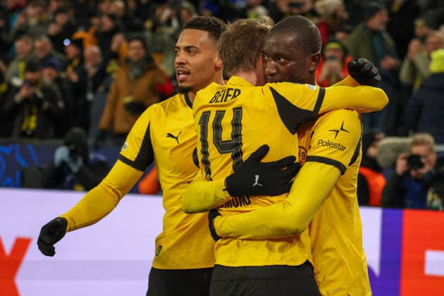 Dortmund, Deutschland 17. Februar 2026: UEFA Champions League - 2025 2026 - Borussia Dortmund vs. Atalanta Bergamo Im Bild: v.li. der Zweite Torschütze Maximilian Beier (BVB) macht das Tor zum 2:0 für Dortmund und jubelt mit Felix Nmecha (BVB) und Serhou Guirassy (BVB) Copyright: HMBxMedia MadeleinexFantini