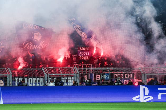 Fussball, UEFA Champions League Saison 2025 2026 PlayOffs Hinspiel Borussia Dortmund - Atalanta Bergamo 17.02.2026, SIGNAL IDUNA PARK Fans Atalanta Bergamo mit Pyro Dortmund SIGNAL IDUNA PARK Nordrhein-Westfalen Deutschland