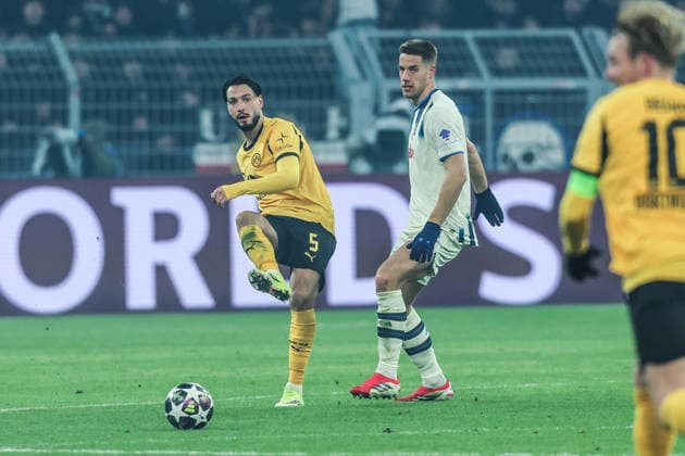 Fussball, UEFA Champions League Saison 2025 2026 PlayOffs Hinspiel Borussia Dortmund - Atalanta Bergamo 17.02.2026, SIGNAL IDUNA PARK Ramy Bensebaini (Borussia Dortmund, 5) Ederson (Atalanta Bergamo, 13) Dortmund SIGNAL IDUNA PARK Nordrhein-Westfalen Deutschland