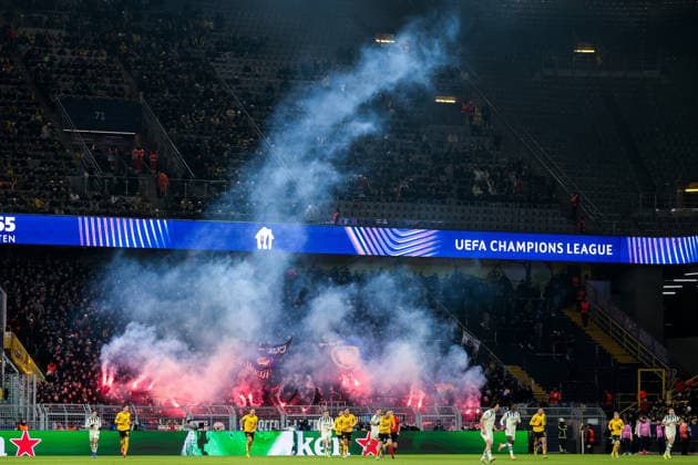 17.02.2026, Fussball, Saison 2025 2026, UEFA Champions League, Play-Offs, Round 1, Borussia Dortmund - Atalanta Bergamo, Italienische Fans zünden Pyrotechnik, Dortmund Signal Iduna Park NRW Deutschland xRHR-FOTO DEx Copyright: DennisxEwert RHR-FOTOx RHR-FOTO DE