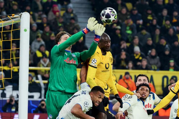Torhueter Marco Carnesecchi (Atalanta BC) und Serhou Guirassy (Borussia Dortmund) kaempfen um den Ball, UEFA Champions League 2025 26 League Knockout Play-off First Leg, Borussia Dortmund v Atalanta BC, BVB Stadion Dortmund am 17. February 2026 in Dortmund, Germany. (Foto von Marco Steinbrenner DeFodi Images) Torhueter Marco Carnesecchi (Atalanta BC) und Serhou Guirassy (Borussia Dortmund) battle for the ball, UEFA Champions League 2025 26 League Knockout Play-off First Leg, Borussia Dortmund v Atalanta BC, BVB Stadion Dortmund, February 17, 2026 in Dortmund, Germany. (Photo by Marco Steinbrenner DeFodi Images) -