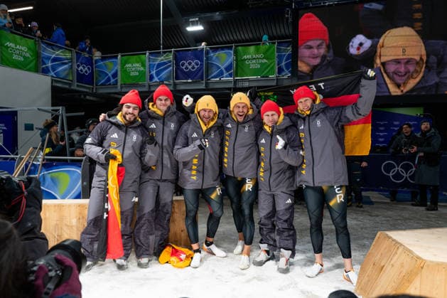 AMMOUR Adam, SCHALLER Alexander (Deutschland), LOCHNER Johannes, FLEISCHHAUER Georg (Deutschland), FRIEDRICH Francesco, SCHUELLER Alexander (Deutschland) jubeln im Ziel ITA, Olympische Spiele Milano Cortina 2026, Olympia, Zweierbob Herren, 17.02.2026 ITA, Olympische Spiele Milano Cortina 2026, Olympia, Zweierbob Herren, 17.02.2026 Cortina d Ampezzo *** AMMOUR Adam, SCHALLER Alexander Germany , LOCHNER Johannes, FLEISCHHAUER Georg Germany , FRIEDRICH Francesco, SCHUELLER Alexander Germany cheer at the finish line ITA, Olympic Games Milano Cortina 2026, Olympia, 2-man bobsleigh men, 17 02 2026 ITA, Olympic Games Milano Cortina 2026, Olympia, 2-man bobsleigh men, 17 02 2026 Cortina d Ampezzo Copyright: xEibner-Pressefoto Memmlerx EP_MMR