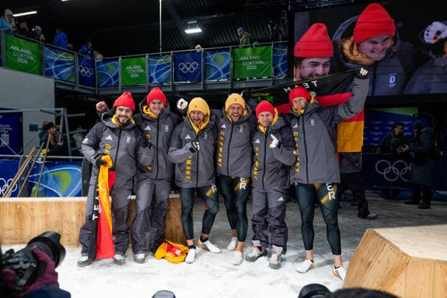 AMMOUR Adam, SCHALLER Alexander (Deutschland), LOCHNER Johannes, FLEISCHHAUER Georg (Deutschland), FRIEDRICH Francesco, SCHUELLER Alexander (Deutschland) jubeln im Ziel ITA, Olympische Spiele Milano Cortina 2026, Olympia, Zweierbob Herren, 17.02.2026 ITA, Olympische Spiele Milano Cortina 2026, Olympia, Zweierbob Herren, 17.02.2026 Cortina d Ampezzo *** AMMOUR Adam, SCHALLER Alexander Germany , LOCHNER Johannes, FLEISCHHAUER Georg Germany , FRIEDRICH Francesco, SCHUELLER Alexander Germany cheer at the finish line ITA, Olympic Games Milano Cortina 2026, Olympia, 2-man bobsleigh men, 17 02 2026 ITA, Olympic Games Milano Cortina 2026, Olympia, 2-man bobsleigh men, 17 02 2026 Cortina d Ampezzo Copyright: xEibner-Pressefoto Memmlerx EP_MMR