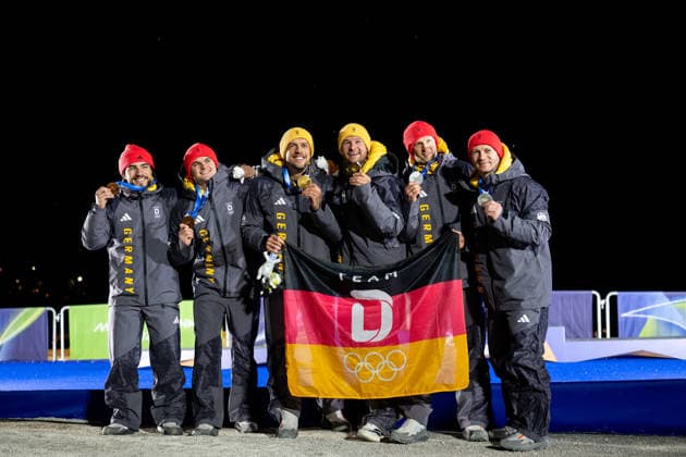 AMMOUR Adam, SCHALLER Alexander (Deutschland), LOCHNER Johannes, FLEISCHHAUER Georg (Deutschland), FRIEDRICH Francesco, SCHUELLER Alexander (Deutschland) jubeln auf dem Podium bei der Siegerehrung ueber Bronze, Gold, Silber Medaille, ITA, Olympische Spiele Milano Cortina 2026, Olympia, Zweierbob Herren, 17.02.2026 ITA, Olympische Spiele Milano Cortina 2026, Olympia, Zweierbob Herren, 17.02.2026 Cortina d Ampezzo *** AMMOUR Adam, SCHALLER Alexander Germany , LOCHNER Johannes, FLEISCHHAUER Georg Germany , FRIEDRICH Francesco, SCHUELLER Alexander Germany cheer on the podium at the award ceremony for bronze, gold, silver medal, ITA, Olympic Games Milano Cortina 2026, Olympia, two-man bobsleigh men, 17 02 2026 ITA, Olympic Games Milano Cortina 2026, Olympia, two-man bobsleigh men, 17 02 2026 Cortina d Ampezzo Copyright: xEibner-Pressefoto Memmlerx EP_MMR