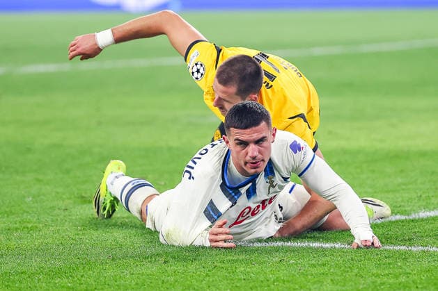 17.02.2026, Fußball, UEFA Champions League, Borussia Dortmund - Atalanta Bergamo, BVB Stadion, Play-Offs Hinspiel, Saison 2025 2026: Waldemar Anton (BVB 03) liegt im Strafraum auf Nikola Krstovic (Atalanta Bergamo 90) auf dem Boden Regulations prohibit any use of photographs as image sequences and or quasi-video. Nordrhein-Westfalen Deutschland