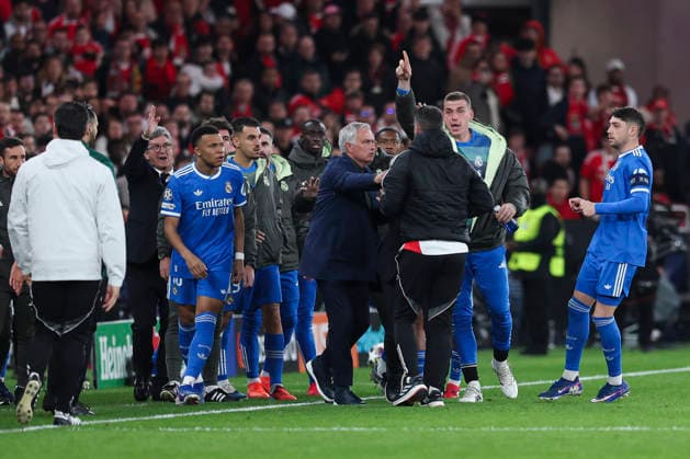 February 17, 2026, Lisbon, Lisbon, Portugal: Jose Mourinho, head coach of SL Benfica, calms Andriy Lunin of Real Madrid CF during the UEFA Champions League 2025 26 League Knockout Play-off First Leg match between SL Benfica and Real Madrid C.F. at Estadio do SL Benfica on February 17, 2026 in Lisbon, Portugal. Lisbon Portugal - ZUMAa181 20260217_zaa_a181_132 Copyright: xIrinaxR.xHipolitox