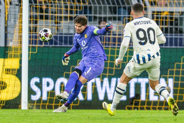 17.02.2026, Borussia Dortmund vs. Atalanta Bergamo, UEFA Champions League, Playoffs Gregor Kobel (Borussia Dortmund, 1) Nikola Krstovic (Atalanta Bergamo) Regulations prohibit any use of photographs as image sequences and or quasi video Copyright: xBahhoxKarax