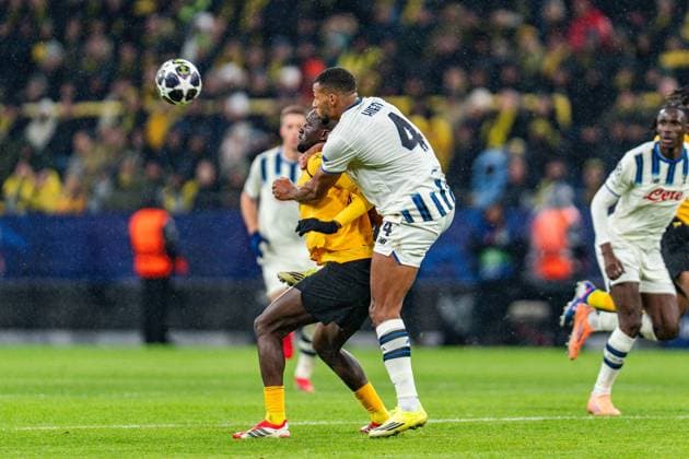 17.02.2026, Borussia Dortmund vs. Atalanta Bergamo, UEFA Champions League, Playoffs Serhou Guirassy (Borussia Dortmund, 9) Isak Hien Regulations prohibit any use of photographs as image sequences and or quasi video Copyright: xBahhoxKarax