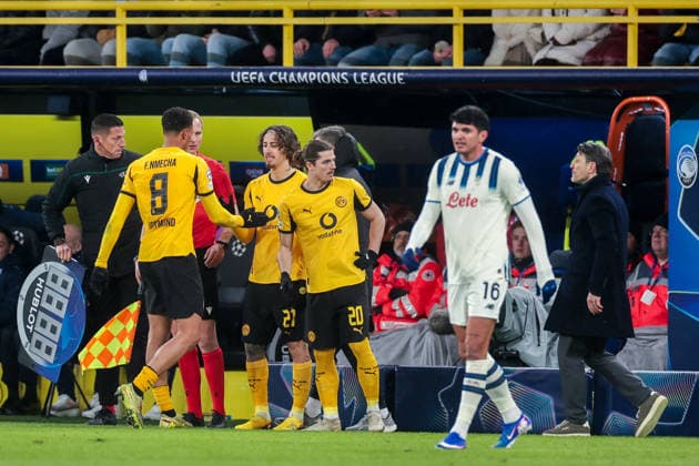 17.02.2026, Fussball, Saison 2025 2026, UEFA Champions League, Play-Offs, Round 1, Borussia Dortmund - Atalanta Bergamo, v. l. Felix Nmecha (Borussia Dortmund), Fabio Silva (Borussia Dortmund), Marcel Sabitzer (Borussia Dortmund), Dortmund Signal Iduna Park NRW Deutschland xRHR-FOTO DEx Copyright: DennisxEwert RHR-FOTOx RHR-FOTO DE