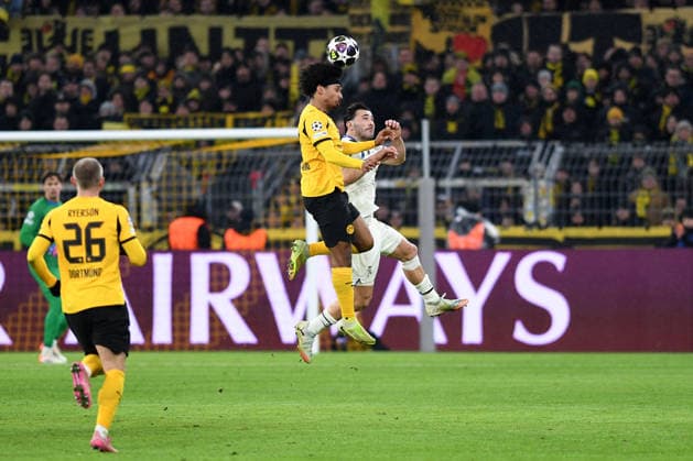 Karim Adeyemi (Borussia Dortmund) und Sead Kolasinac (Atalanta Bergamo) im Zweikampf waehrend des Spiels der UEFA Champions League 2025 26, Play-offs, Hinspiel zwischen Borussia Dortmund und Atalanta Bergamo, BVB Stadion am 17. February 2026 in Dortmund, Deutschland. (Foto von Ralf Treese DeFodi Images) +++ Karim Adeyemi (Borussia Dortmund) und Sead Kolasinac (Atalanta Bergamo) battle for the ball during the UEFA Champions League 2025 26 League Knockout Play-off First Leg match between Borussia Dortmund and Atalanta BC at BVB Stadion Dortmund on February 17, 2026 in Dortmund, Germany. (Photo by Ralf Treese DeFodi Images) -