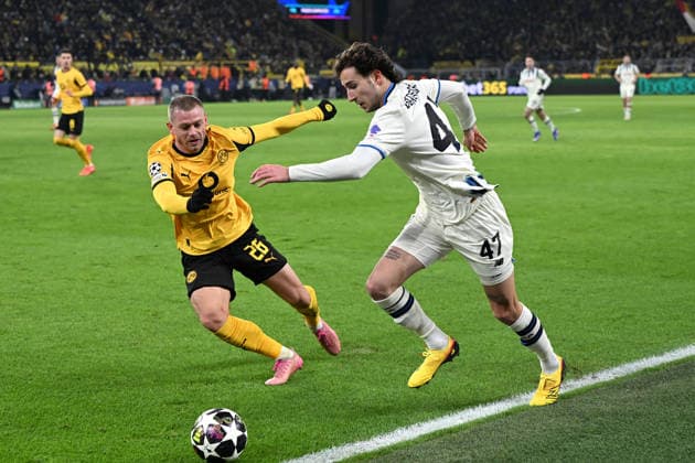 Julian Ryerson (Borussia Dortmund) und Lorenzo Bernasconi (Atalanta Bergamo) im Zweikampf waehrend des Spiels der UEFA Champions League 2025 26, Play-offs, Hinspiel zwischen Borussia Dortmund und Atalanta Bergamo, BVB Stadion am 17. February 2026 in Dortmund, Deutschland. (Foto von Ralf Treese DeFodi Images) +++ Julian Ryerson (Borussia Dortmund) und Lorenzo Bernasconi (Atalanta Bergamo) battle for the ball during the UEFA Champions League 2025 26 League Knockout Play-off First Leg match between Borussia Dortmund and Atalanta BC at BVB Stadion Dortmund on February 17, 2026 in Dortmund, Germany. (Photo by Ralf Treese DeFodi Images) -