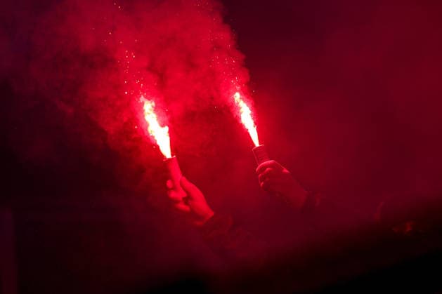 17.02.2026, Fußball, UEFA Champions League, Borussia Dortmund - Atalanta Bergamo, BVB Stadion, Play-Offs Hinspiel, Saison 2025 2026: Atalanta Fan zünden Pyrotechnik Benaglisches Feuer auf der Tribüne Gästeblock Regulations prohibit any use of photographs as image sequences and or quasi-video. Nordrhein-Westfalen Deutschland