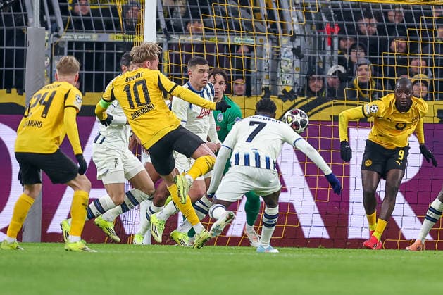 17.02.2026, Fußball, UEFA Champions League, Borussia Dortmund - Atalanta Bergamo, BVB Stadion, Play-Offs Hinspiel, Saison 2025 2026: Julian Brandt (BVB 10) Schuss aufs Tor Regulations prohibit any use of photographs as image sequences and or quasi-video. Nordrhein-Westfalen Deutschland