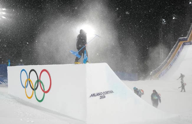 Course workers clear snow from the jump before the start of the Men s Freestyle Skiing Big Air competition at the Milano Cortina 2026 Winter Olympic Games, Olympische Spiele, Olympia, OS in Livigno, Italy, on Tuesday, February 17, 2026.  OLY20260217820 BOBxSTRONG