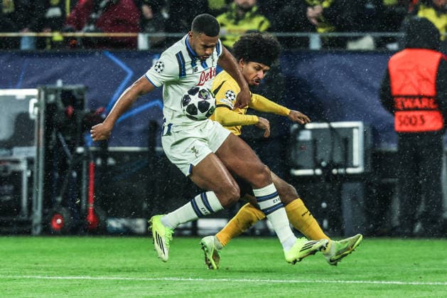 Fussball, UEFA Champions League Saison 2025 2026 PlayOffs Hinspiel Borussia Dortmund - Atalanta Bergamo 17.02.2026, SIGNAL IDUNA PARK Karim Adeyemi (Borussia Dortmund, 27) Zweikampf Dortmund SIGNAL IDUNA PARK Nordrhein-Westfalen Deutschland