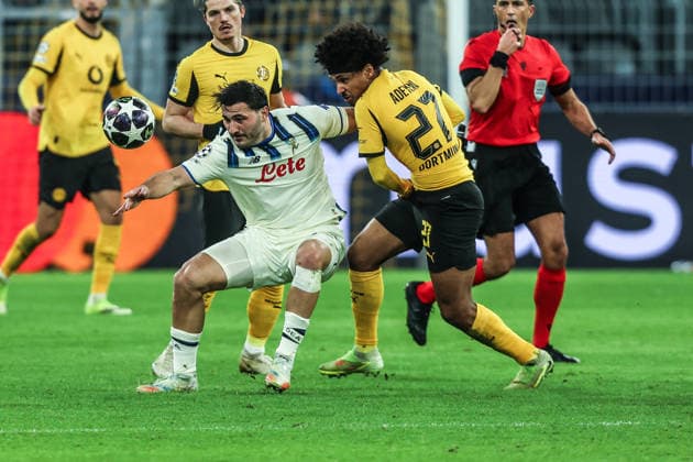 Fussball, UEFA Champions League Saison 2025 2026 PlayOffs Hinspiel Borussia Dortmund - Atalanta Bergamo 17.02.2026, SIGNAL IDUNA PARK Karim Adeyemi (Borussia Dortmund, 27) Zweikampf Dortmund SIGNAL IDUNA PARK Nordrhein-Westfalen Deutschland