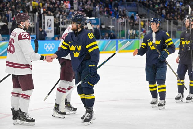 MILAN, ITALY 20260217 Sweden s Victor Hedman thanks the Latvian players after the men s round of 16 Ice hockey, Eishockey match between Sweden and Latvia at the Santagiulia Arena during the Milan Olympics. *** The image is included in the SPORTS PACKAGE. For others PAID IMAGE *** MILANO ITALY x10070x *** MILAN, ITALY 20260217 Sweden s Victor Hedman thanks the Latvian players after the men s round of 16 ice hockey match between Sweden and Latvia at the Santagiulia Arena during the Milan Olympics The image is included in the SPORTS PACKAGE For others PAID IMAGE MILANO ITALY x10070x  Copyright: xJessicaxGow TTx 2026 OLYMPICS ICE HOCKEY SWEDEN-LATVIA ROUND OF 16