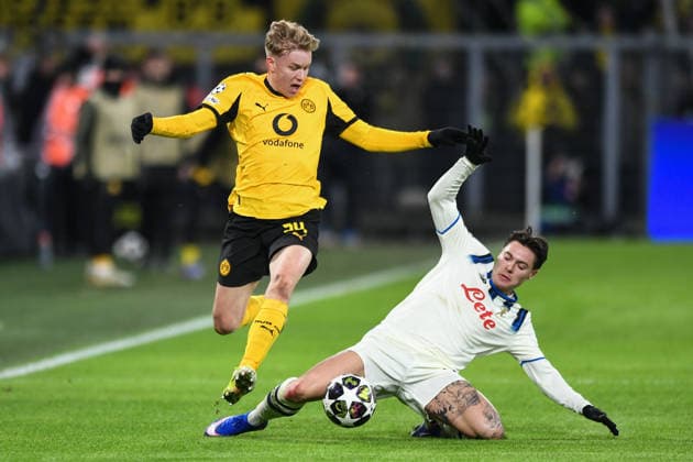 Borussia Dortmund v Atalanta BC - UEFA Champions League DORTMUND, GERMANY - FEBRUARY 17: Atalanta player Lorenzo Bernasconi (R) challenges Borussia Dortmund player Daniel Svensson (L) during the UEFA Champions League 2025 26 League Knockout Play-off First Leg match between Borussia Dortmund and Atalanta BC at BVB Stadion Dortmund in Dortmund, Germany, on February 17, 2026. Hesham Elsherif Anadolu Dortmund Germany. Editorial use only. Please get in touch for any other usage.  Copyright: x2026xAnadoluxHeshamxElsherifx